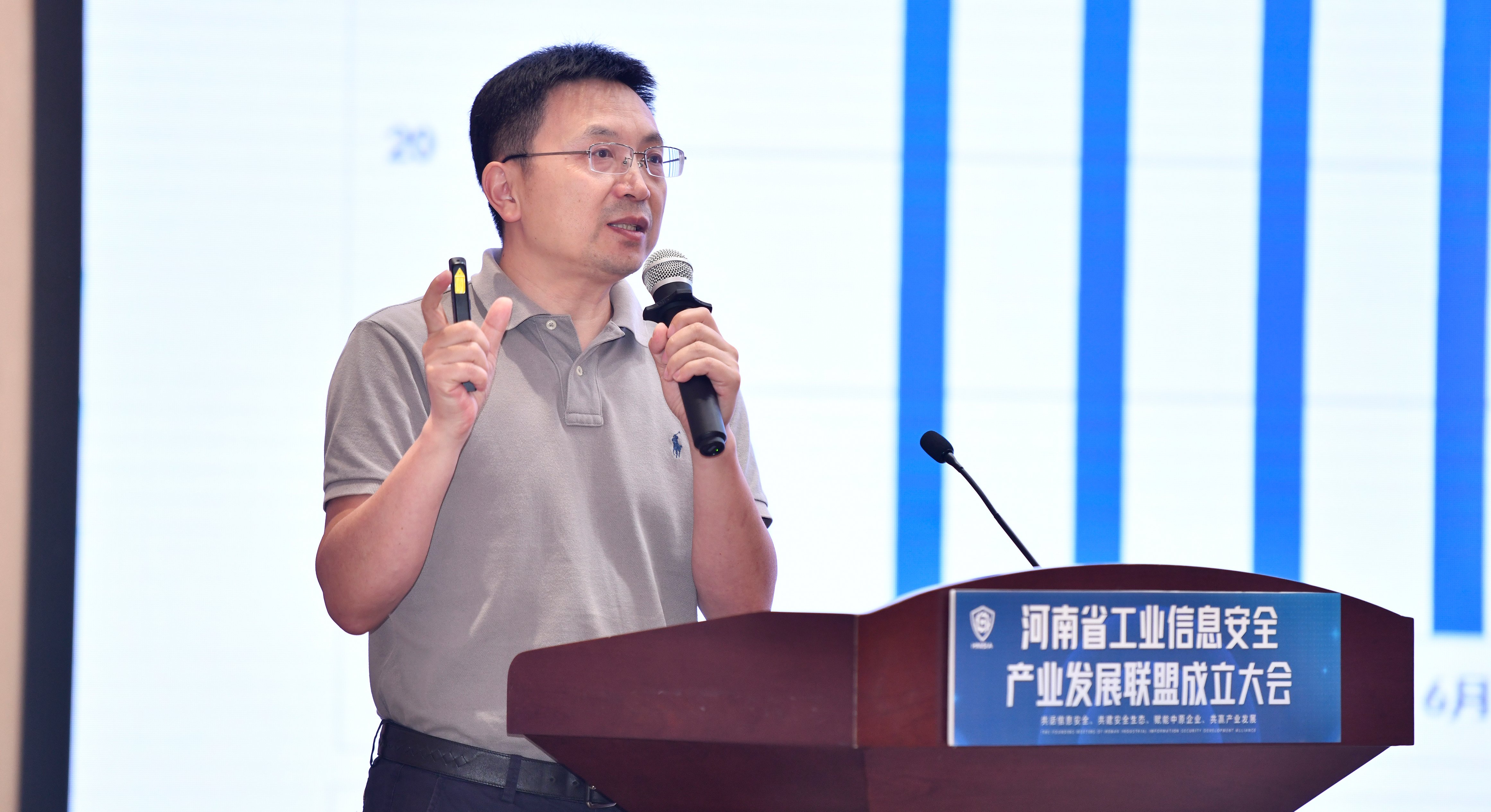 江力演讲2.jpg